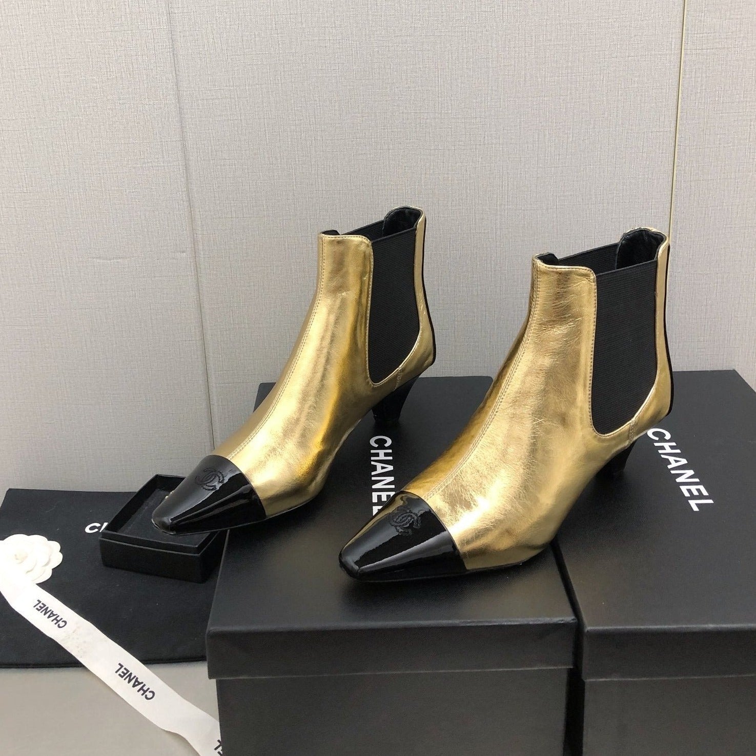 zCHANE.L Short Boots In Golden Mix Black Sheepskin