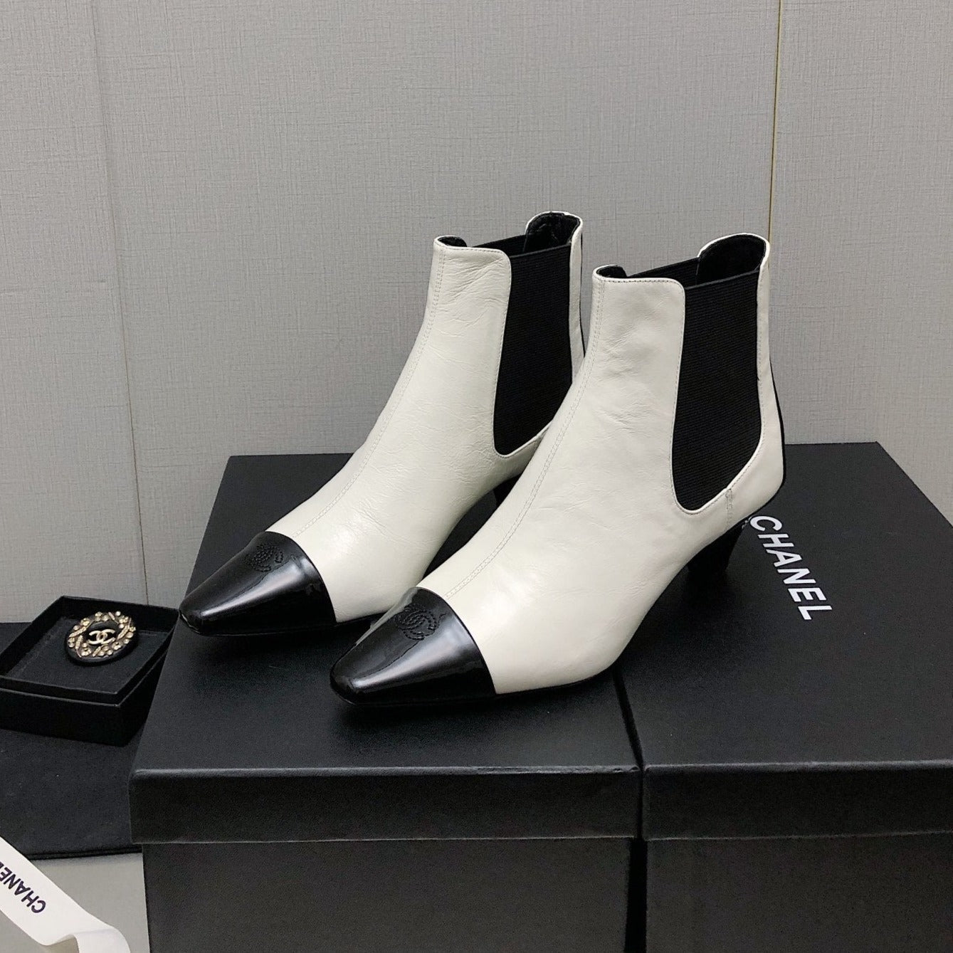 zCHANE.L Short Boots In White Mix Black Sheepskin