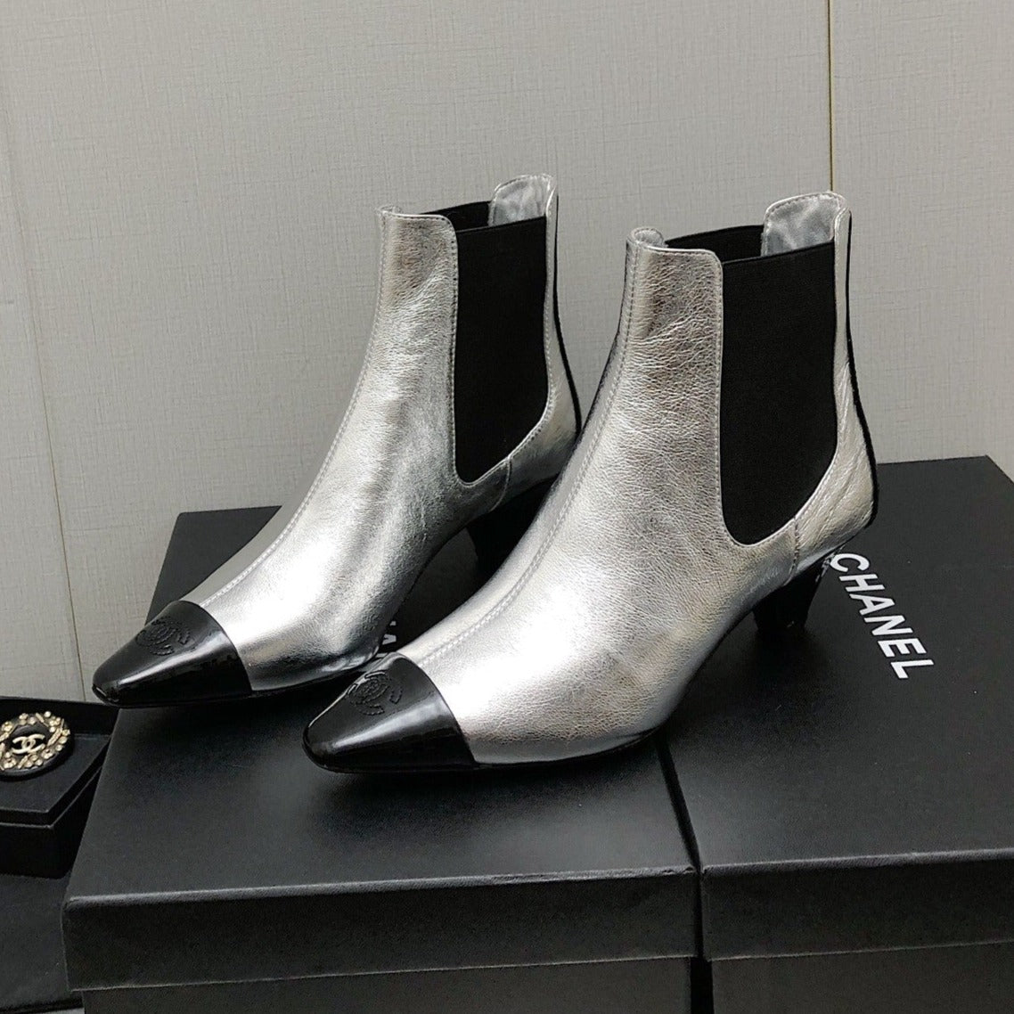 zCHANE.L Short Boots In Silver Mix Black Sheepskin