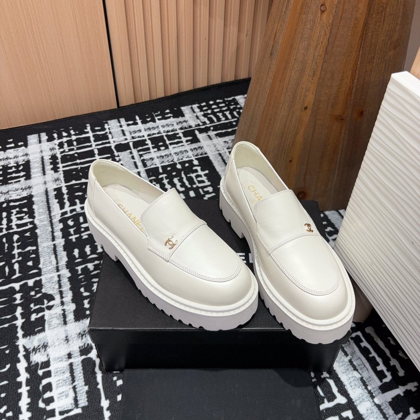 zCHANE.L Moccasins In White Calfskin