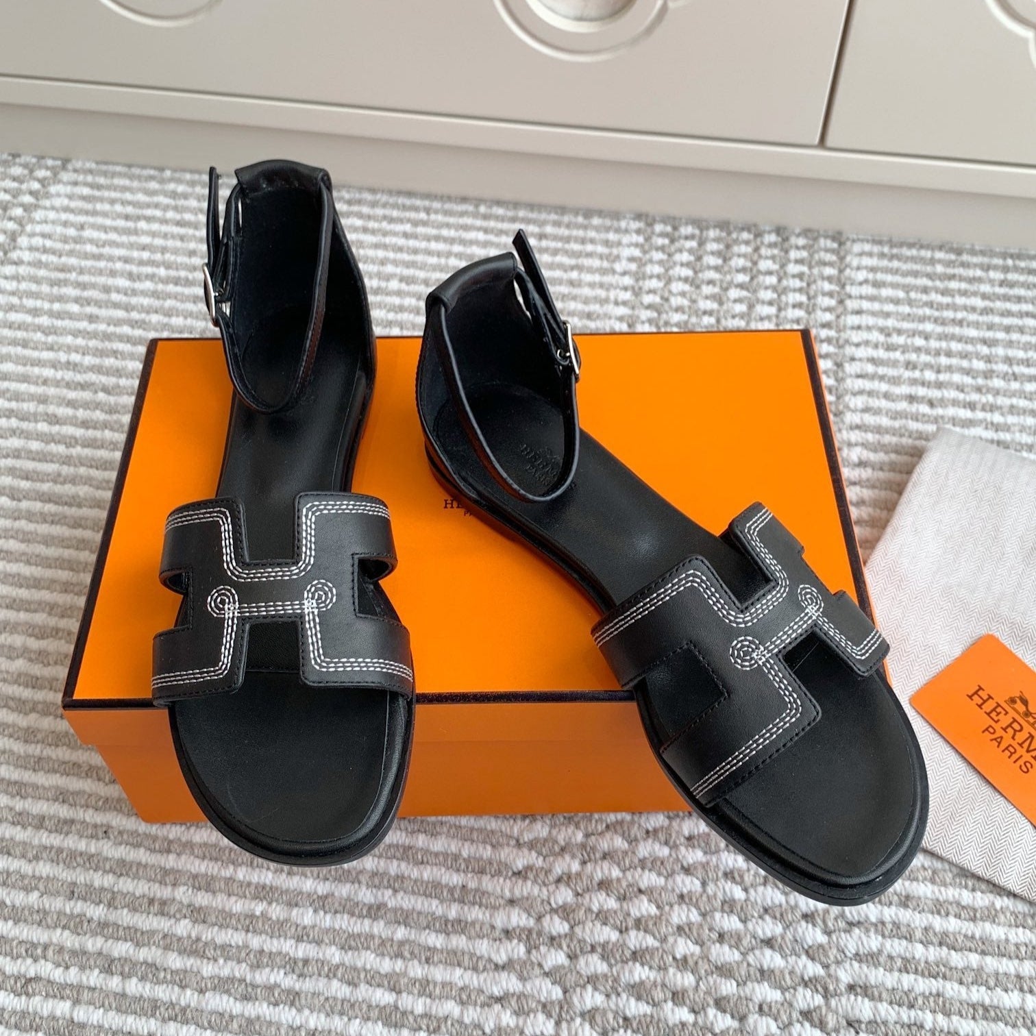 zHERME.S 25 Santorini Black Calfskin White Embroidery Thread