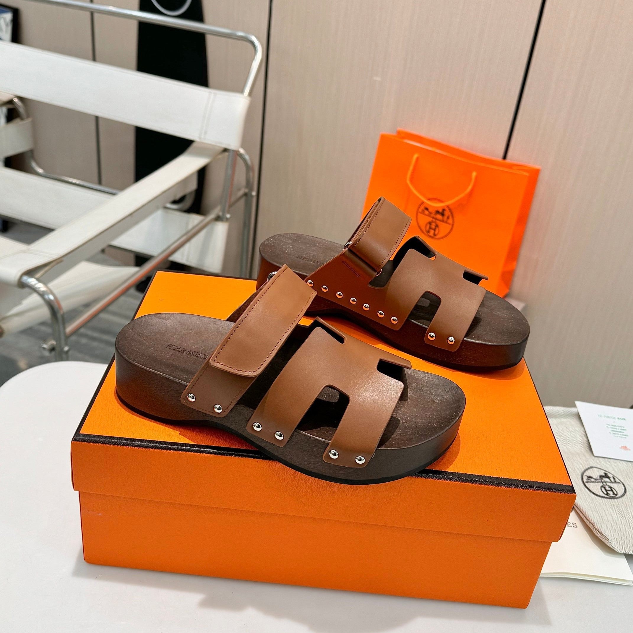 zHERME.S Kos Clog 40 Gold Calfskin Dark Wood Sole