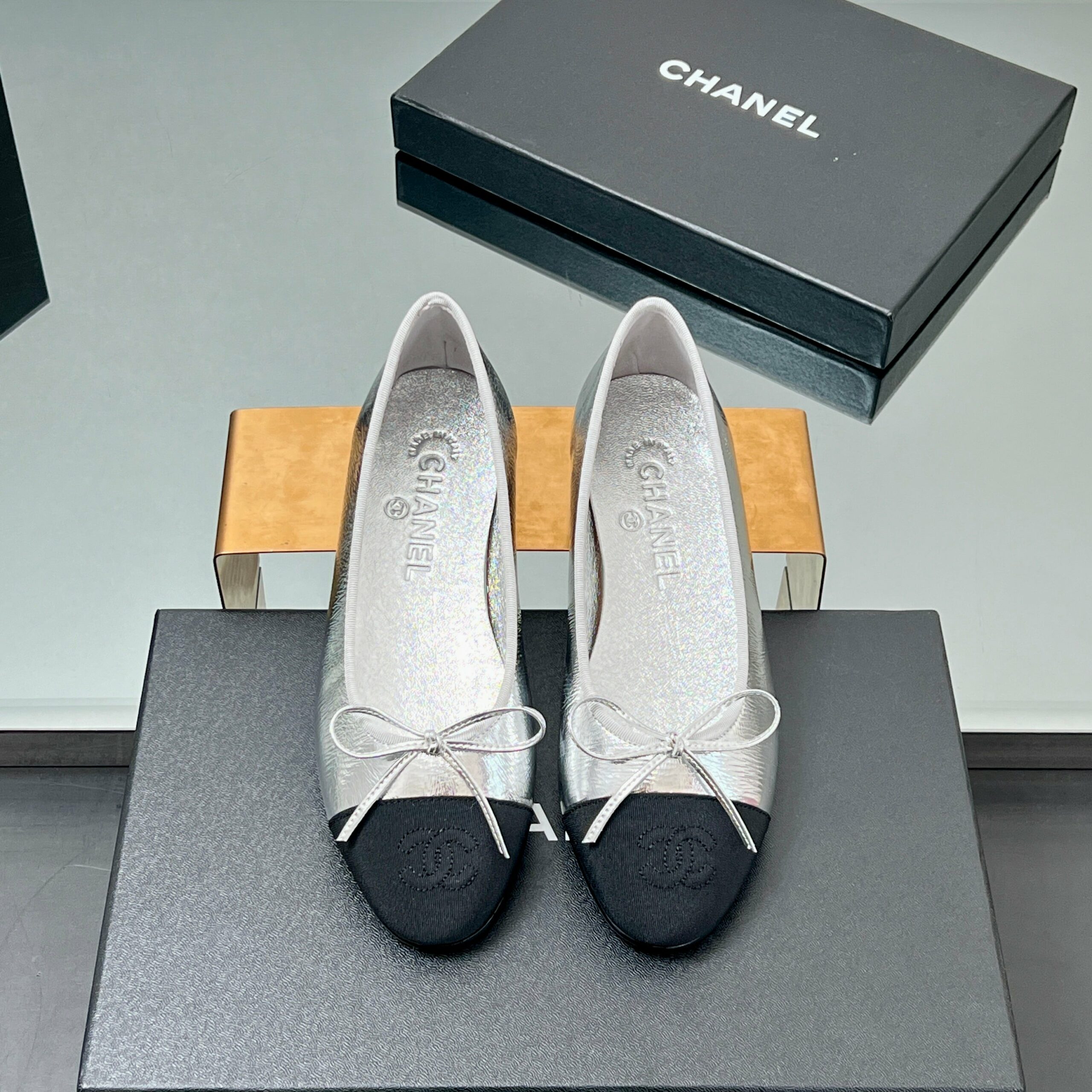 zCHANE.L Ballet Flats 20Mm Silver Metallic Sheepskin Black Grosgrain 266677