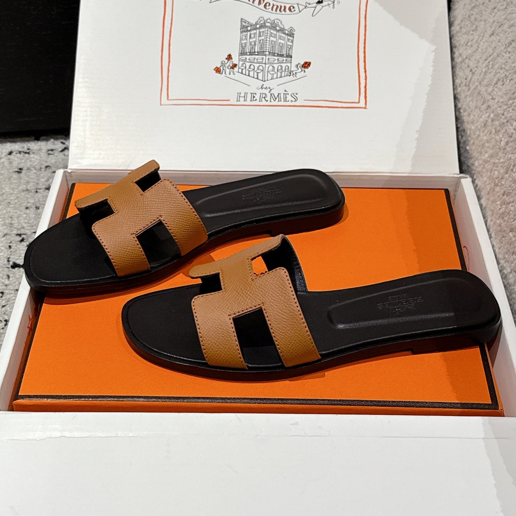 zHERME.S 25 Oran Sandal Gold Epsom Black Calfskin