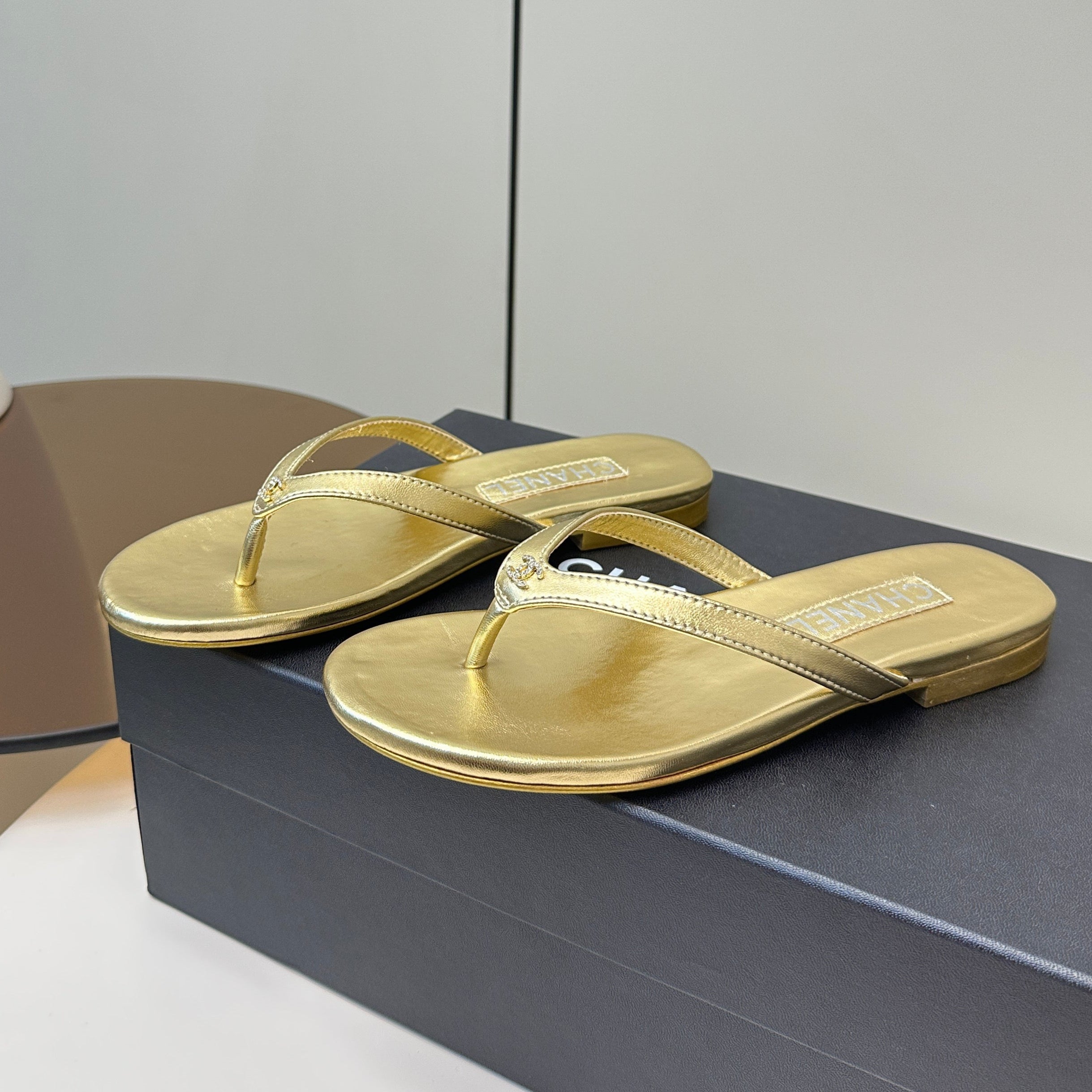 zCHANE.L 25 Thong Sandal Gold Metalic Silver Diamond Logo