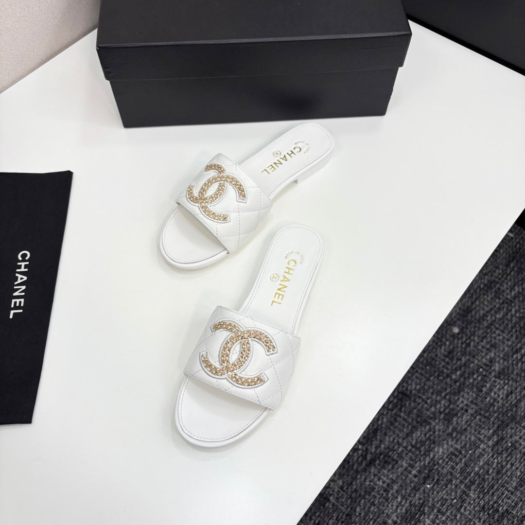 zCHANE.L 25 Doubble Chain Embroidered Slippers White Quilted Sheepskin 352489