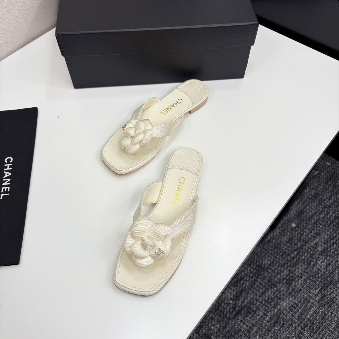 zCHANE.L 25 Camellia Thong Sandals Ivory Sheepskin And Fabric 368836