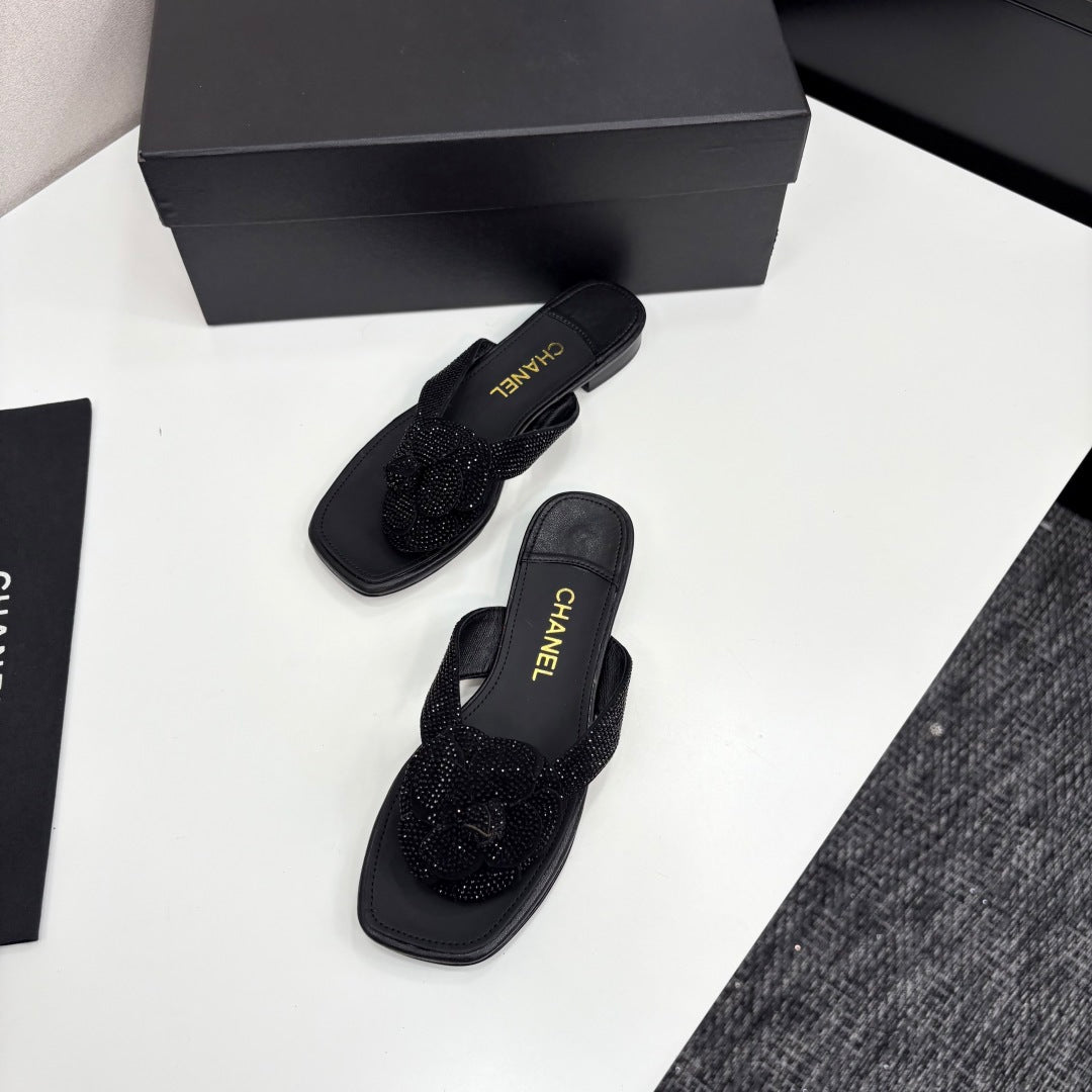 zCHANE.L 25 Camellia Thong Sandals Black Stone Grain And Sheepskin 368834