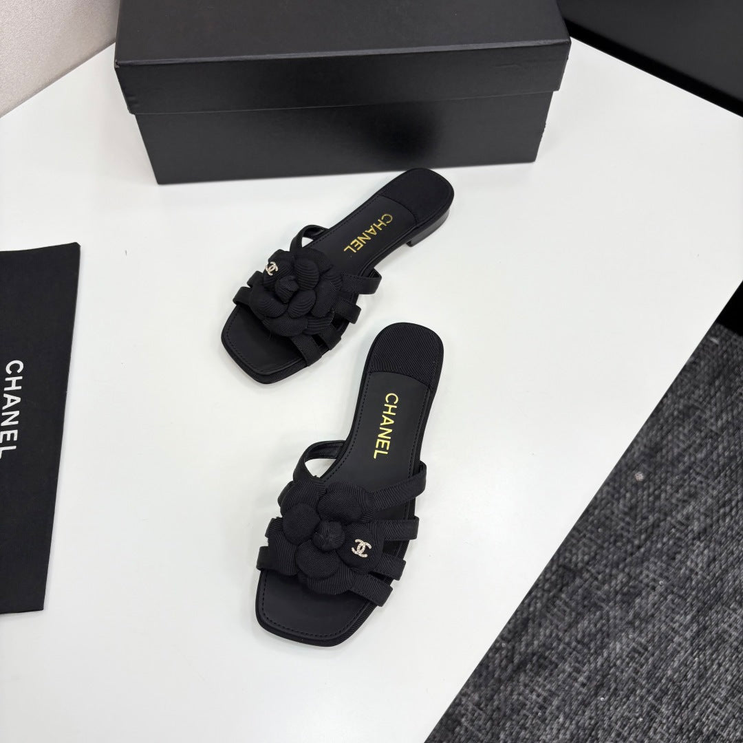 zCHANE.L 25 Camellia Open Flat Mule Black Sheepskin And Fabric 368850