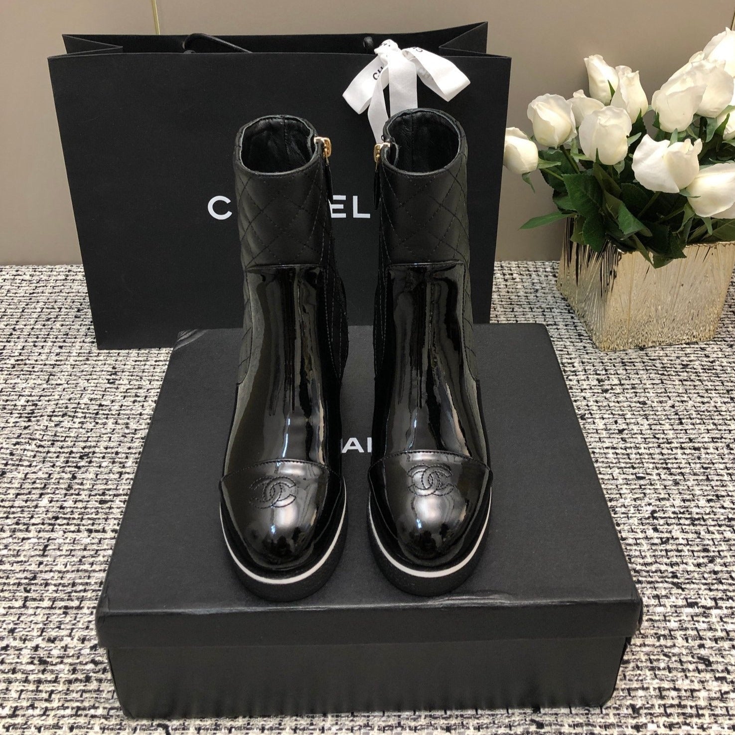 zCHANE.L Round-Toe Short Boots Black Sheepskin