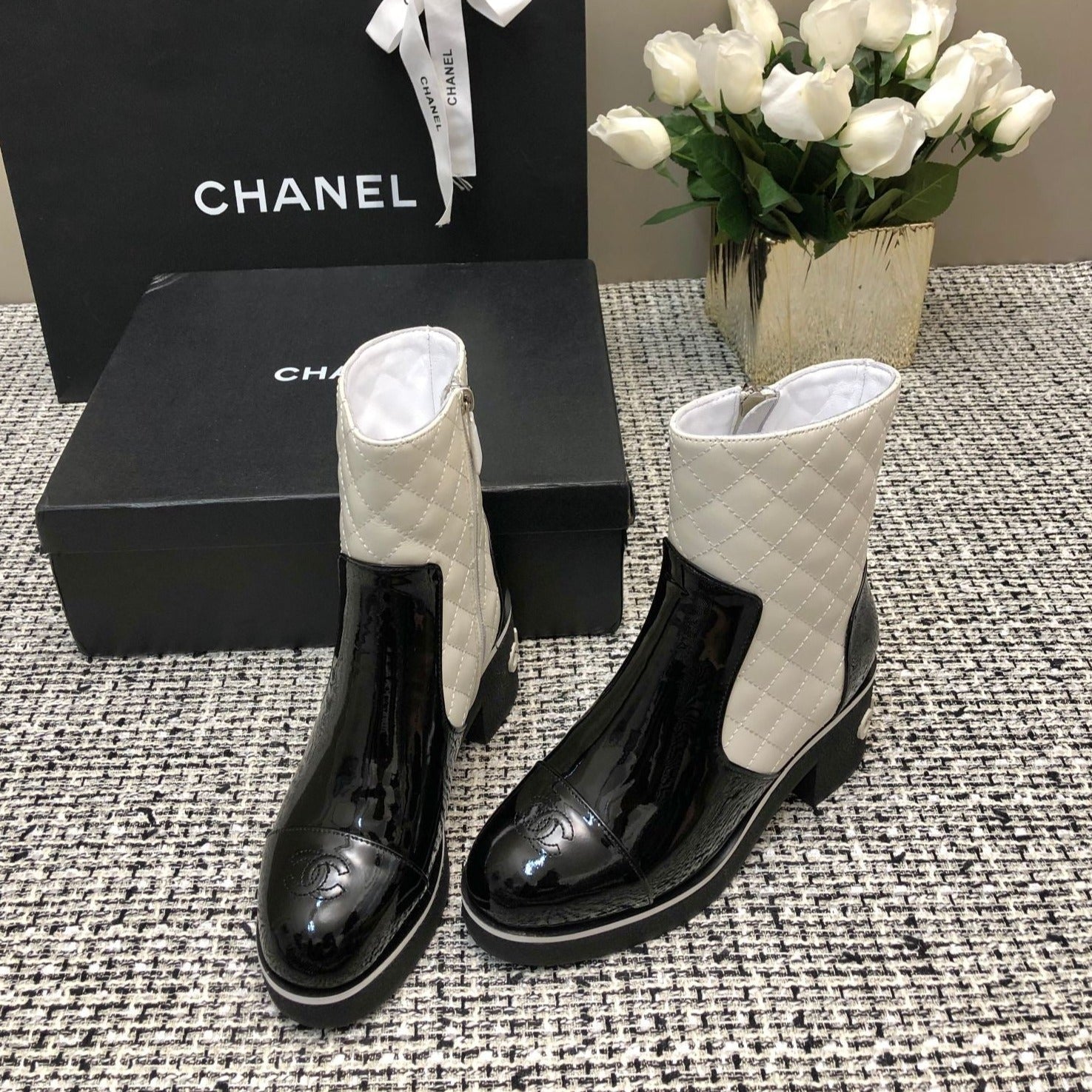 zCHANE.L Round-Toe Short Boots Black Mix White Sheepskin