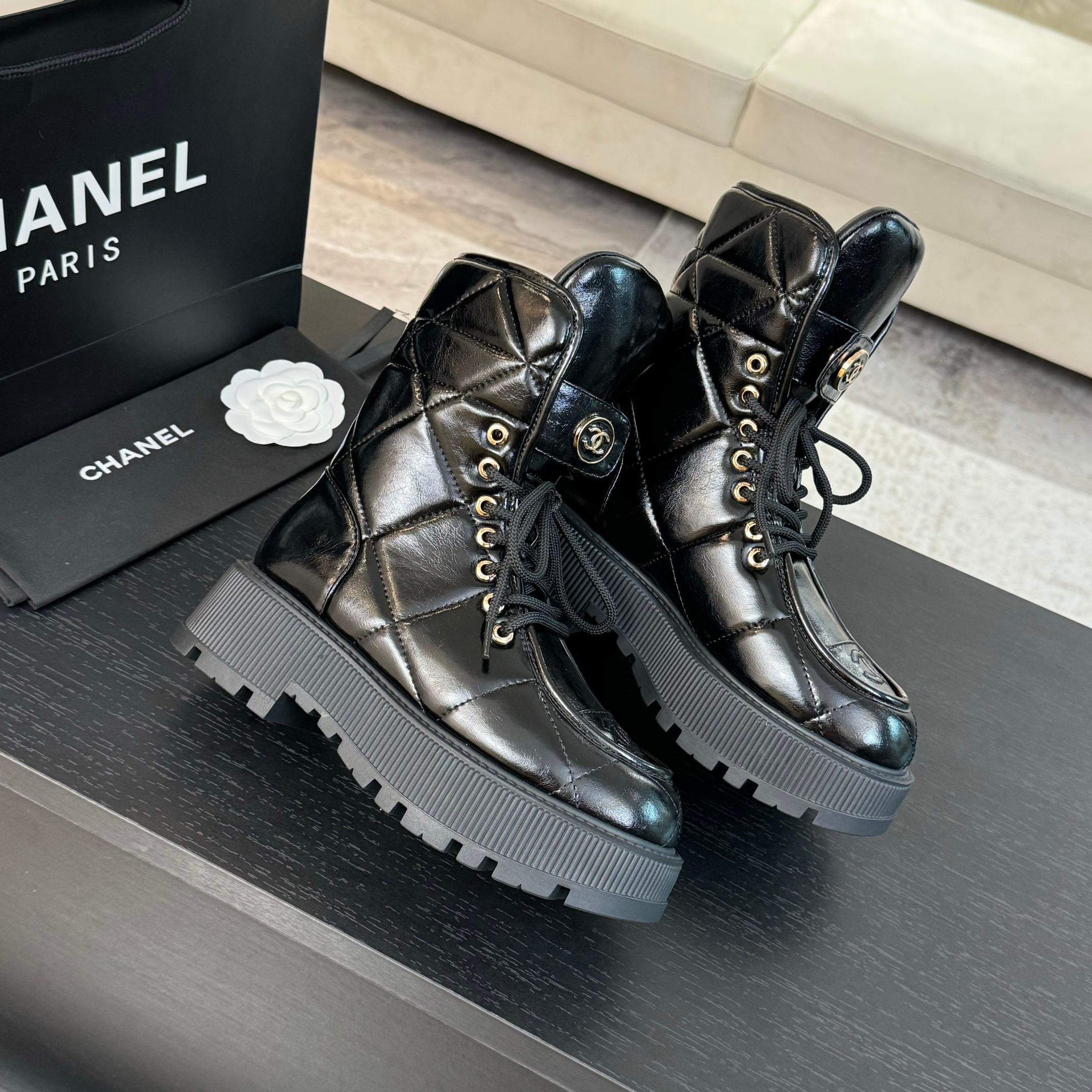zCHANE.L Cc Short Boots Glossy Black Quilted Cowhide