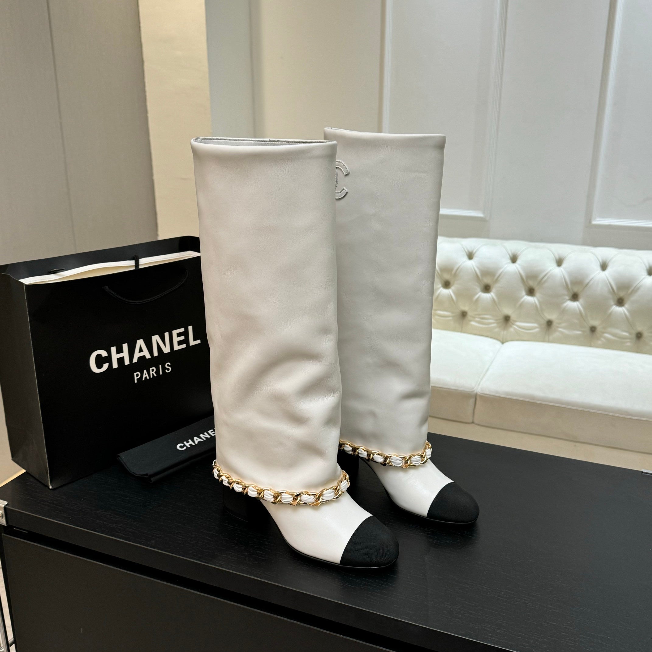 zCHANE.L Cc 25B High Boots White Sheepskin With Chain Black Grosgrain 373811