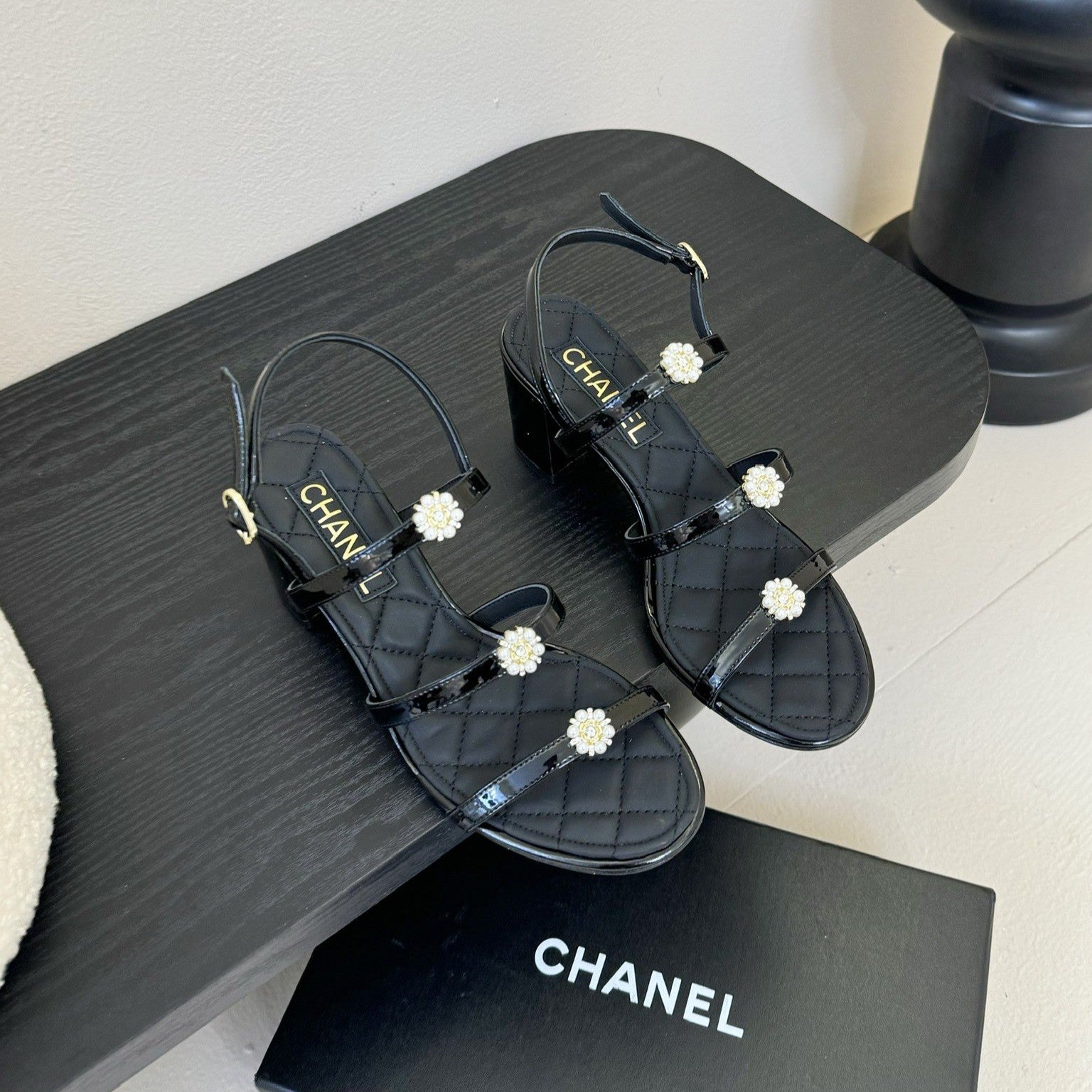 zCHANE.L 25SS 3 Flowers Heel Sandals 60mm Black Sheepskin 351431