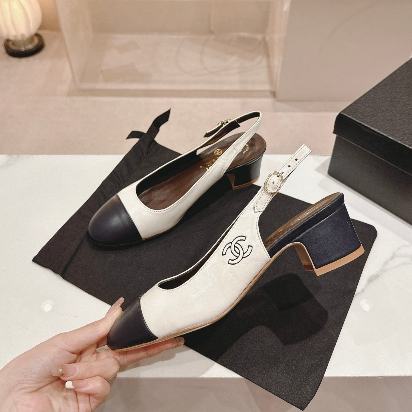 zCHANE.L Cc 24P Slingbacks 45Mm White Black Lambskin