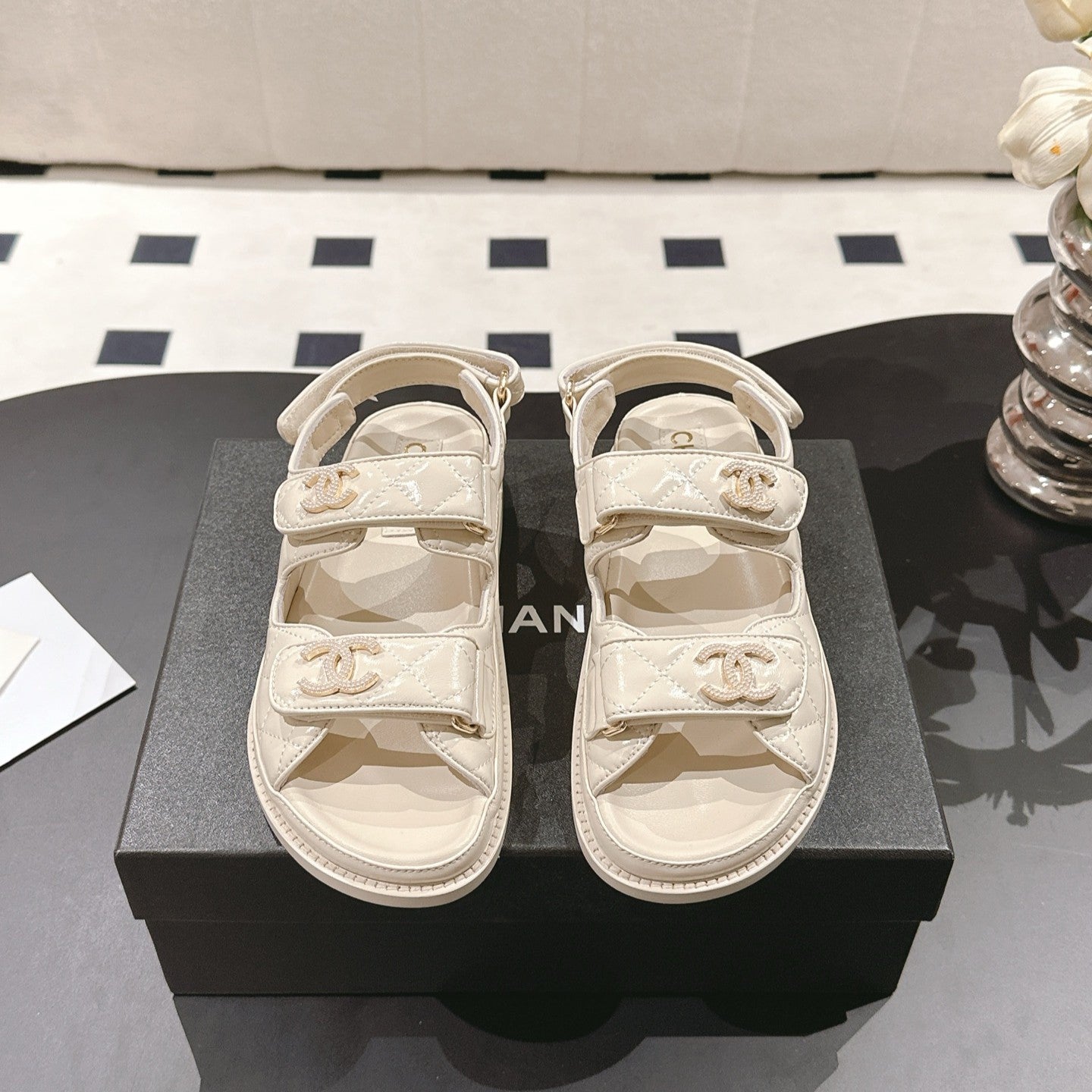 zCHANE.L 25p logo with pearl sandal cream leather 237593