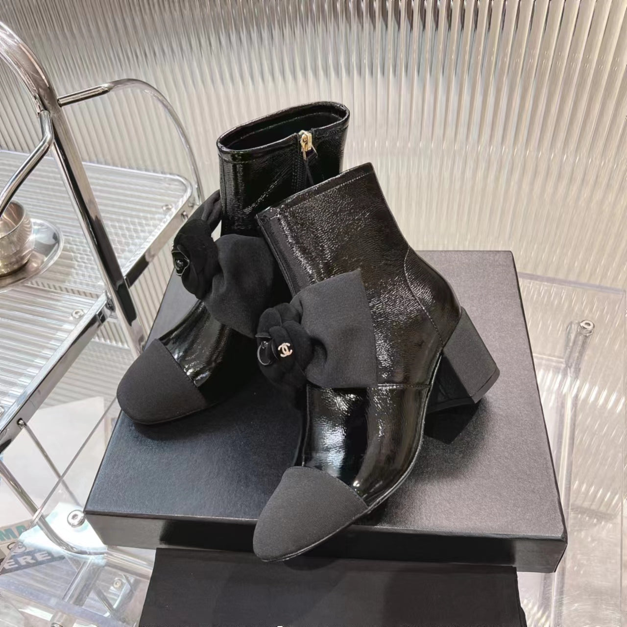 zCHANE.L Cc Short Boots 60Mm Glossy Black Camellia Cowhide