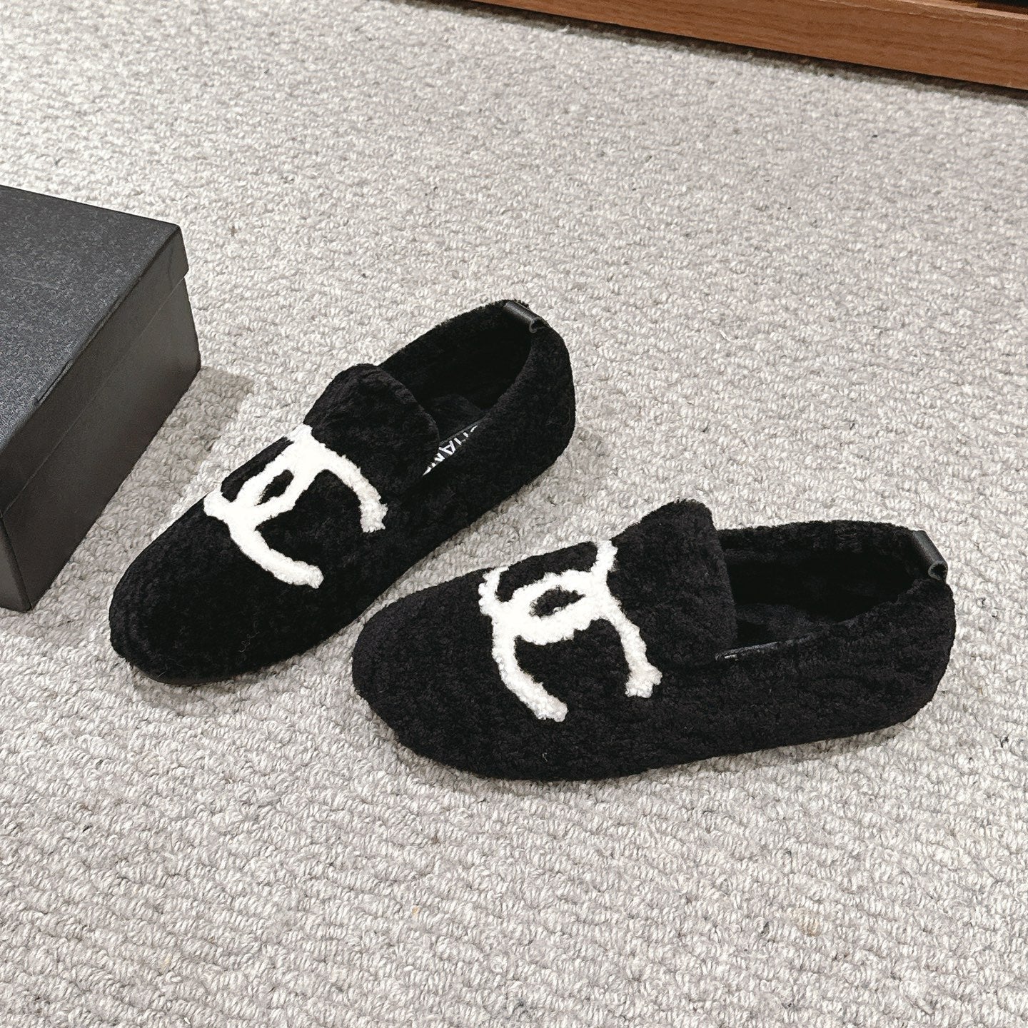 zCHANE.L Loafers In Black Fleece With White Logo