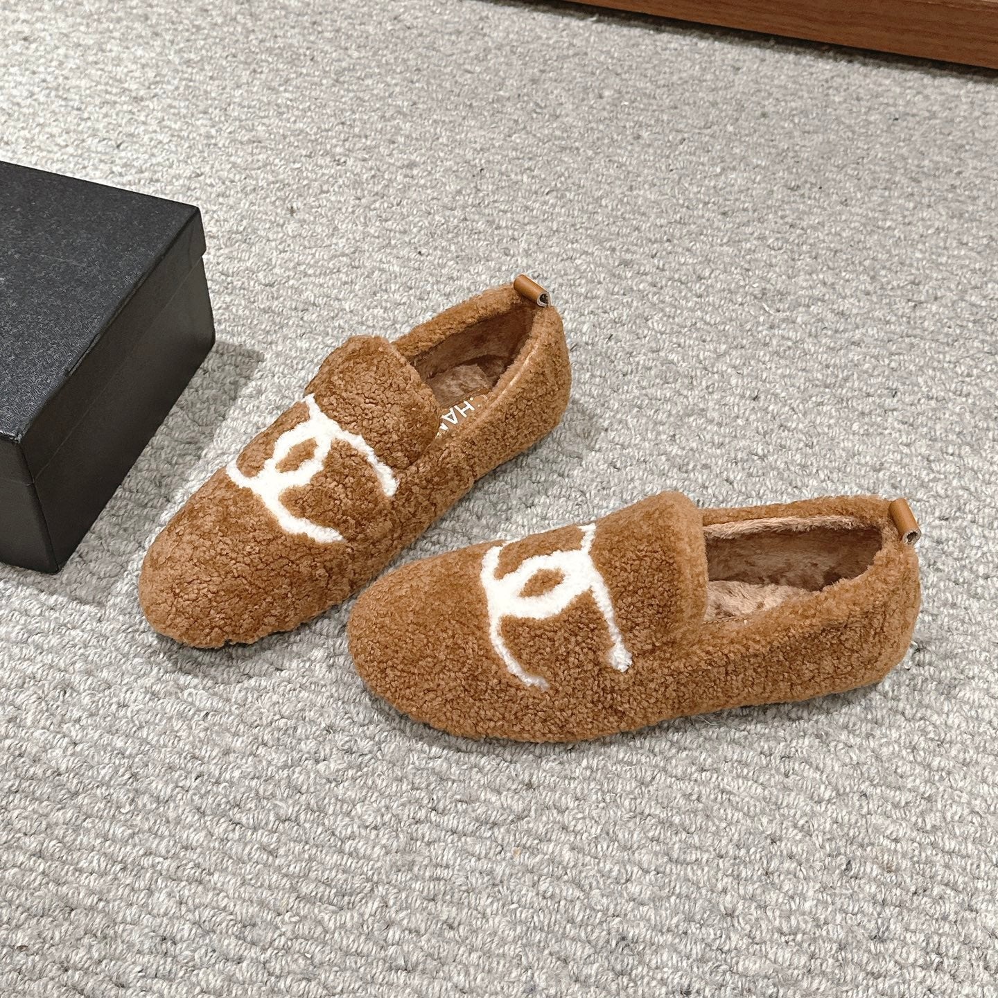 zCHANE.L Loafers In Cinnamon Brown Fleece With White Logo
