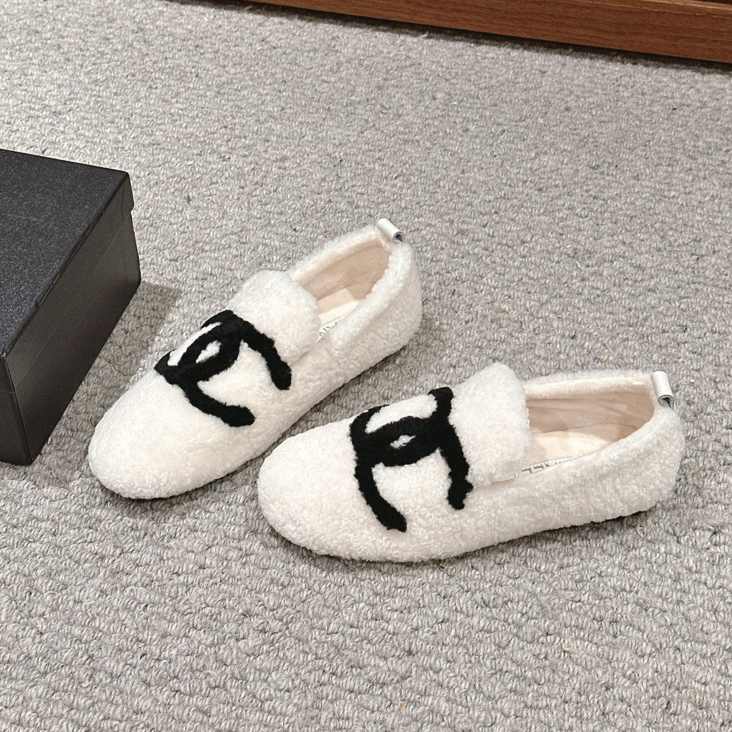 zCHANE.L Loafers In White Fleece With Black Logo