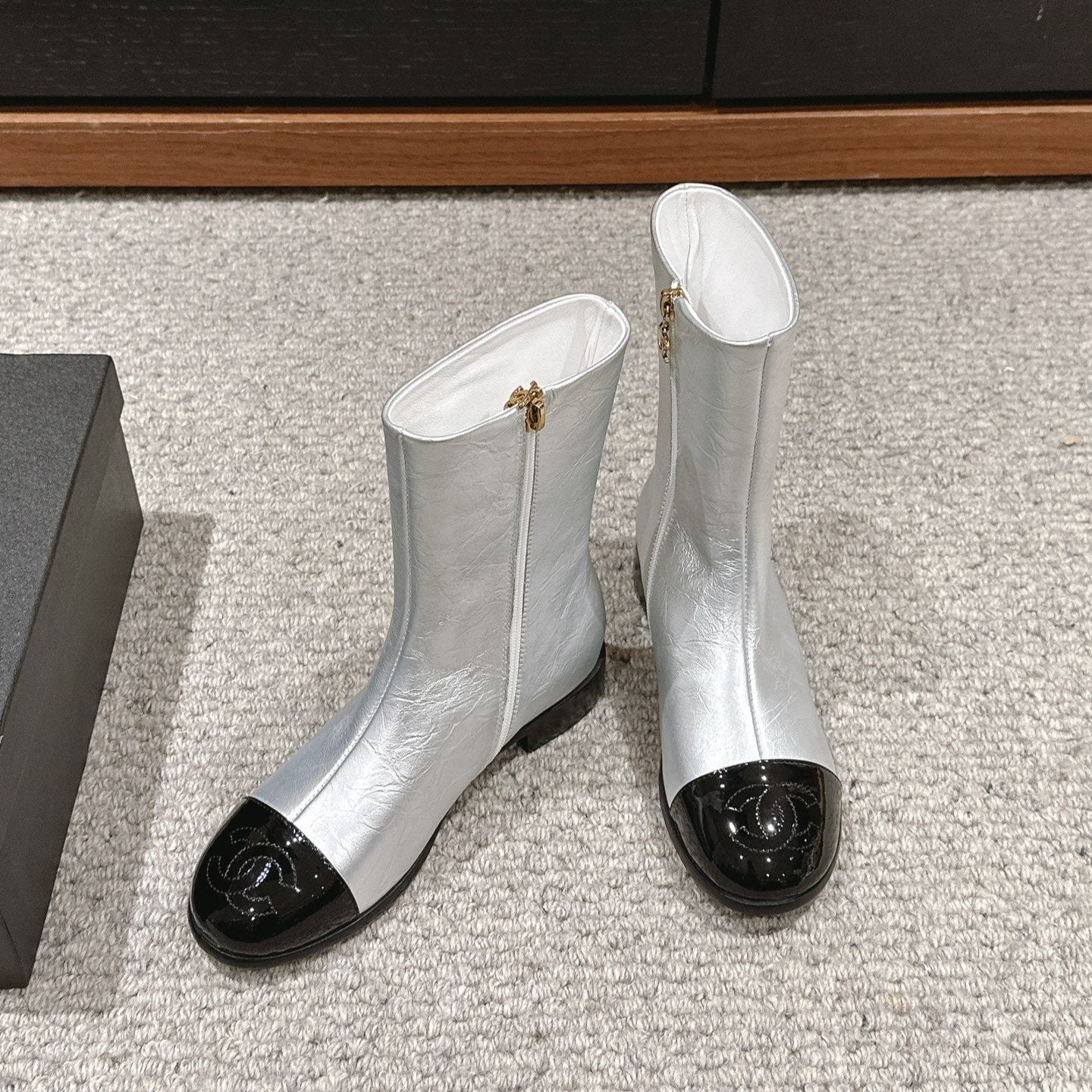 zCHANE.L Cc Short Boot Silver Metalic Lambskin Black Patent Calfskin