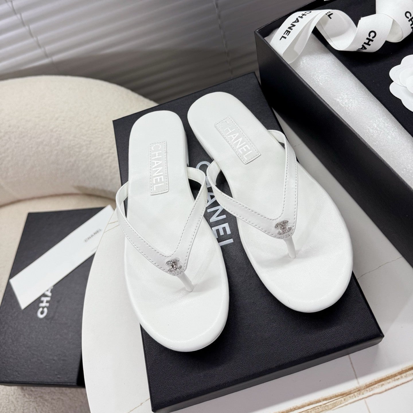 zCHANE.L 25SS Thong Sandals Double C Rhinestone White Sheepskin 352434