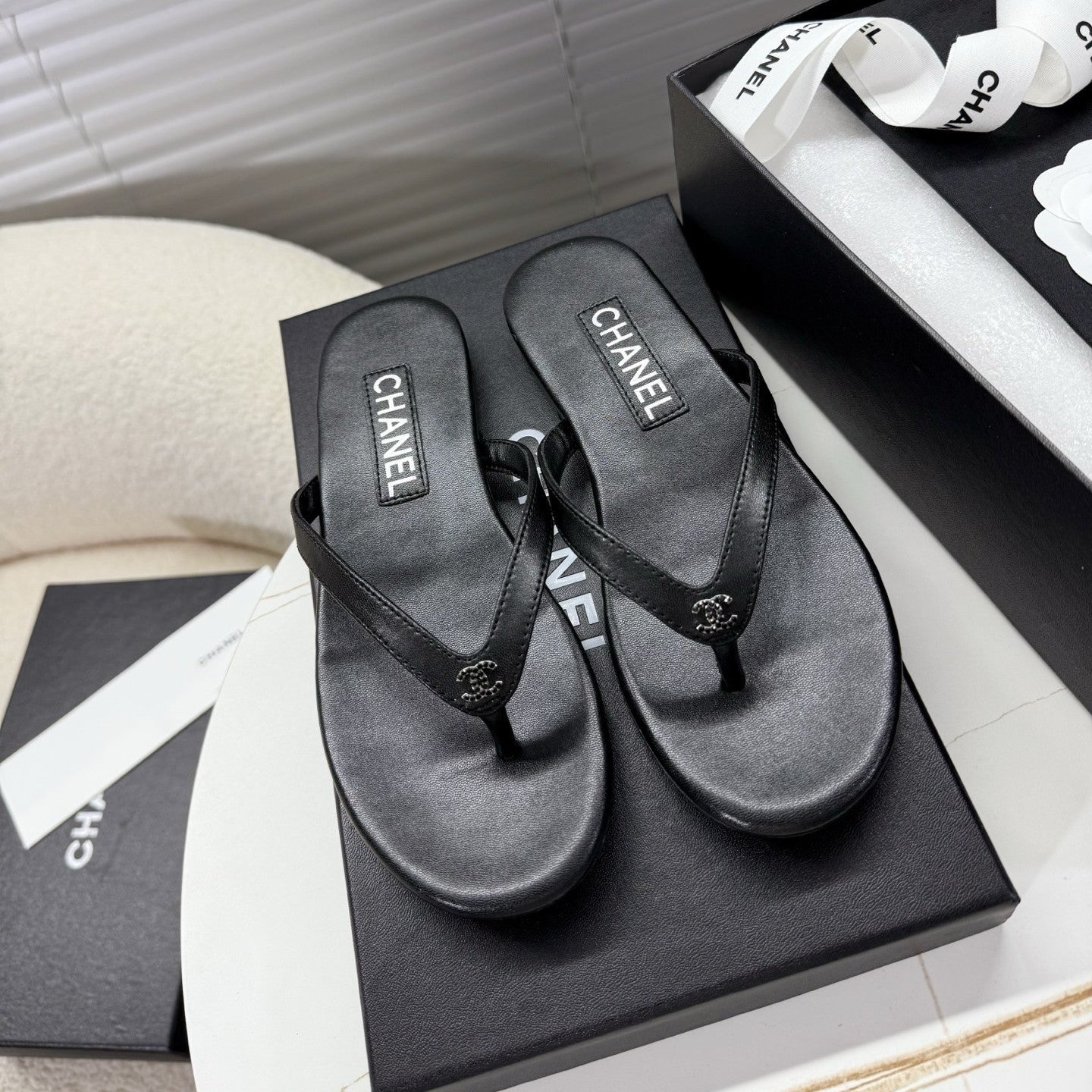 zCHANE.L 25SS Thong Sandals Double C Rhinestone Black Sheepskin 352435