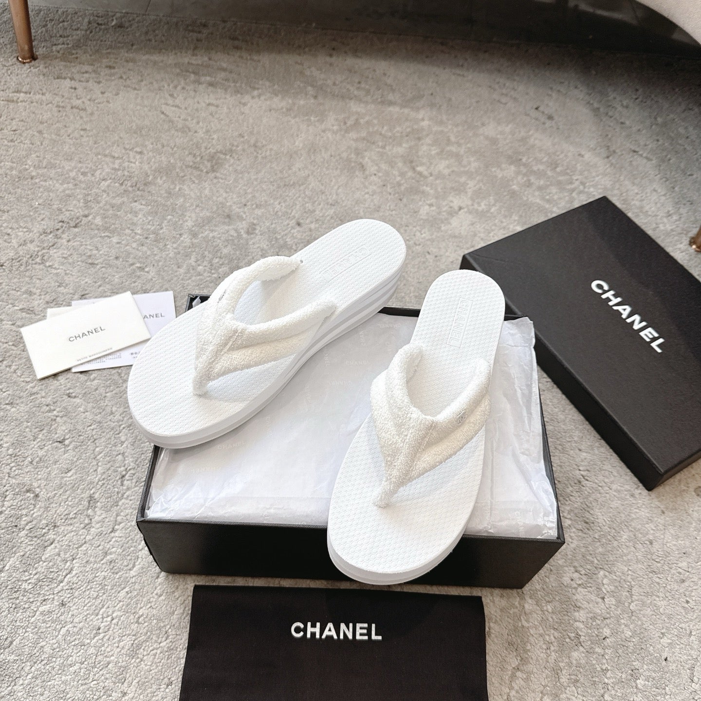 zCHANE.L 25 Thong Slippers White Woolen Cloth 311100