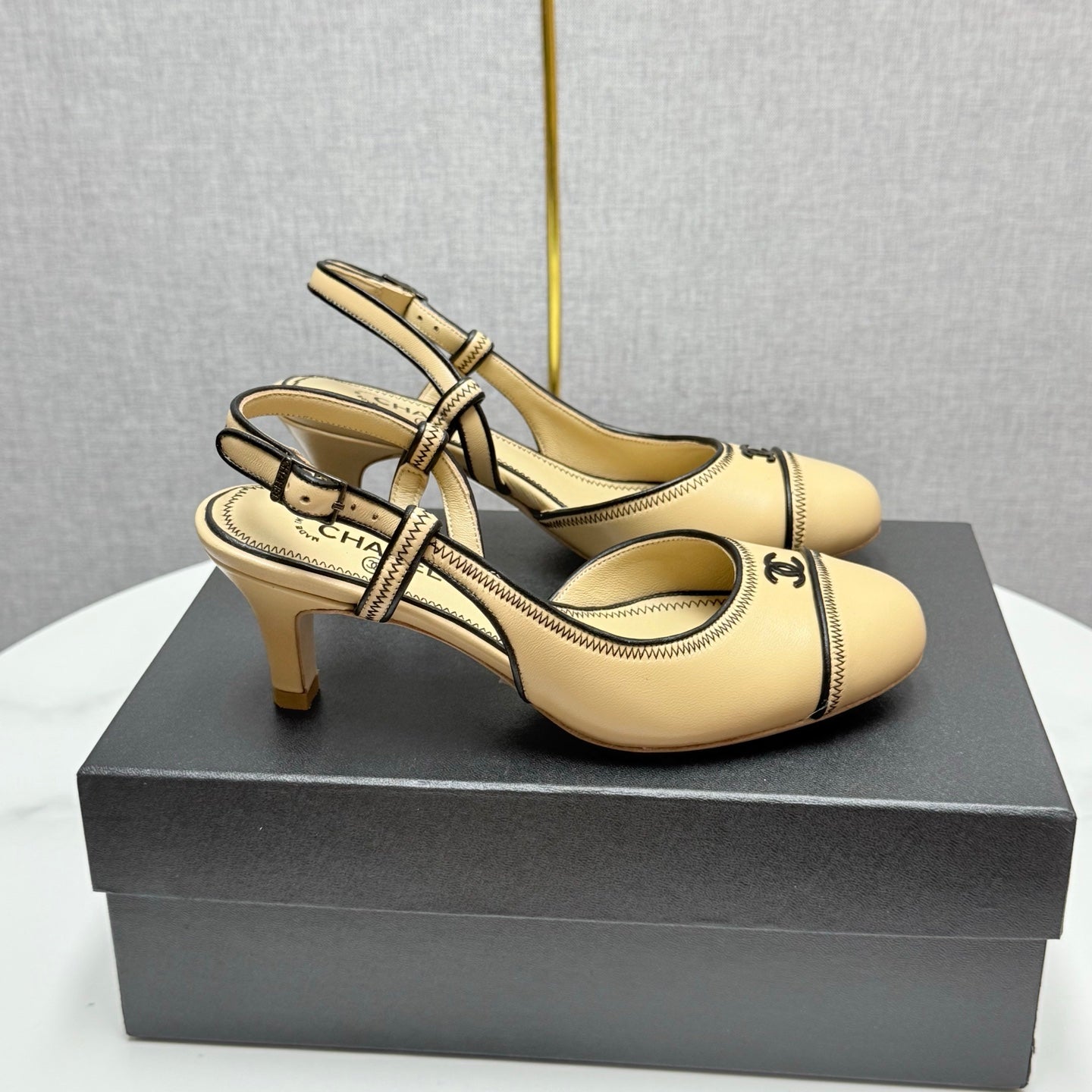 zCHANE.L Cc 25 Slingback 50Mm Beige Black Sheepskin 368798