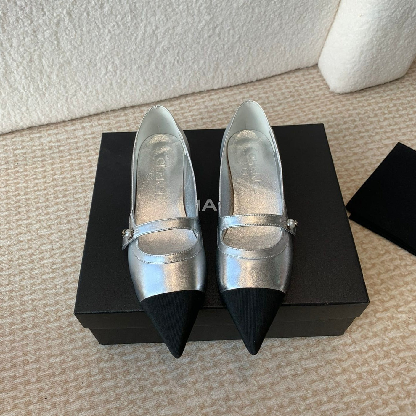 zCHANE.L Pointed Toe Mary Jane Shoes Silver Mix Black Lambskin
