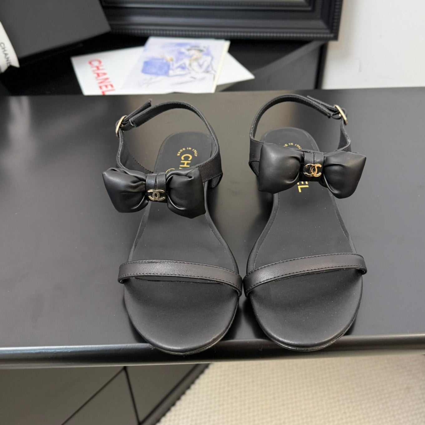 zCHANE.L 25 Bow Attached Sandals Black Sheepskin 233421