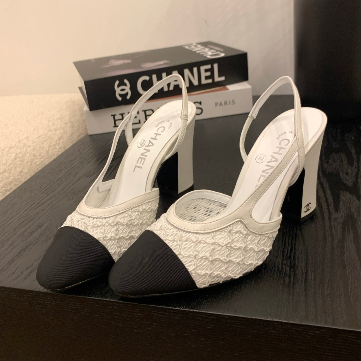 zCHANE.L Cc 25 Sandal Heel 85Mm White Fabric Black Grosgrain