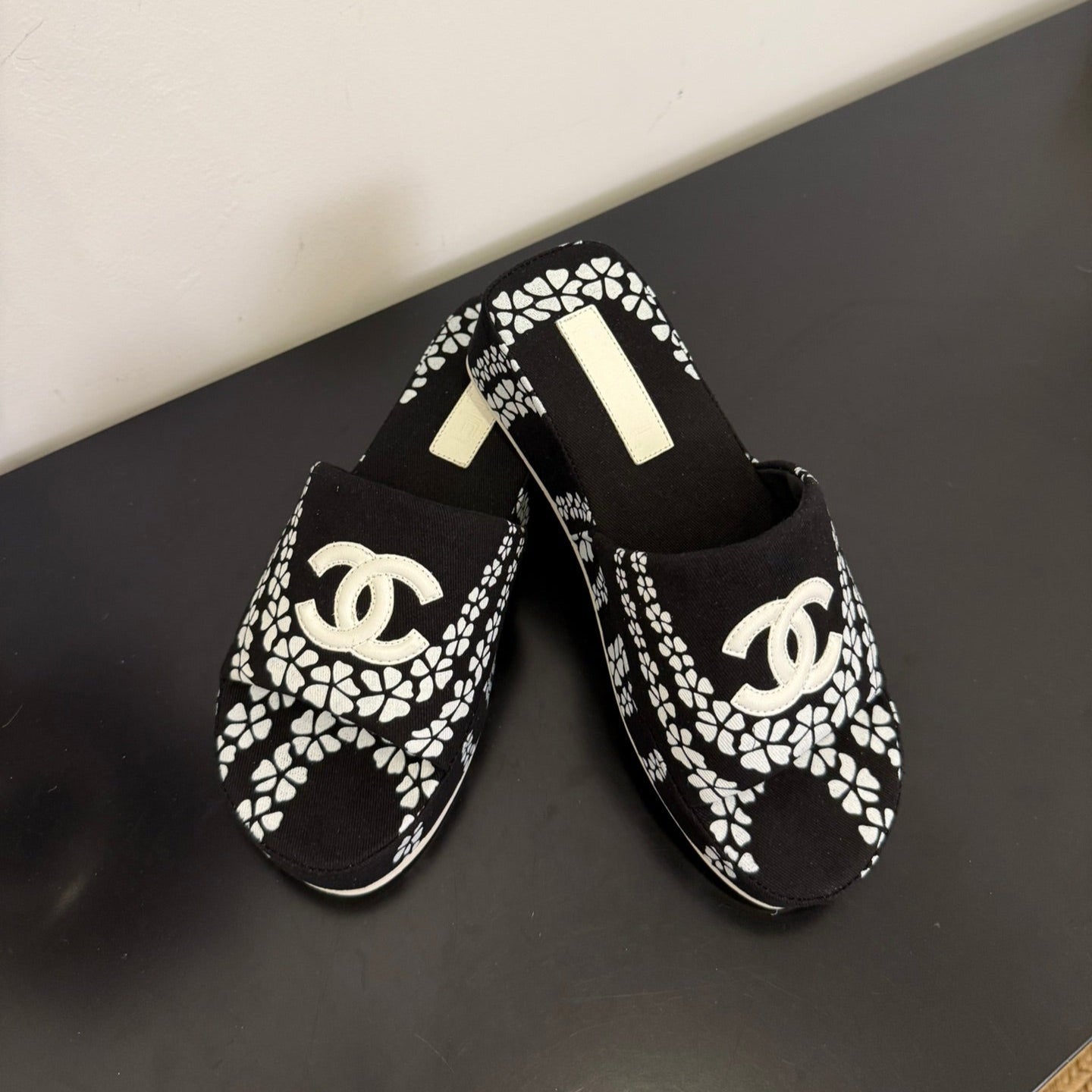 zCHANE.L 25 Flower Slippers Black Fabric 330771