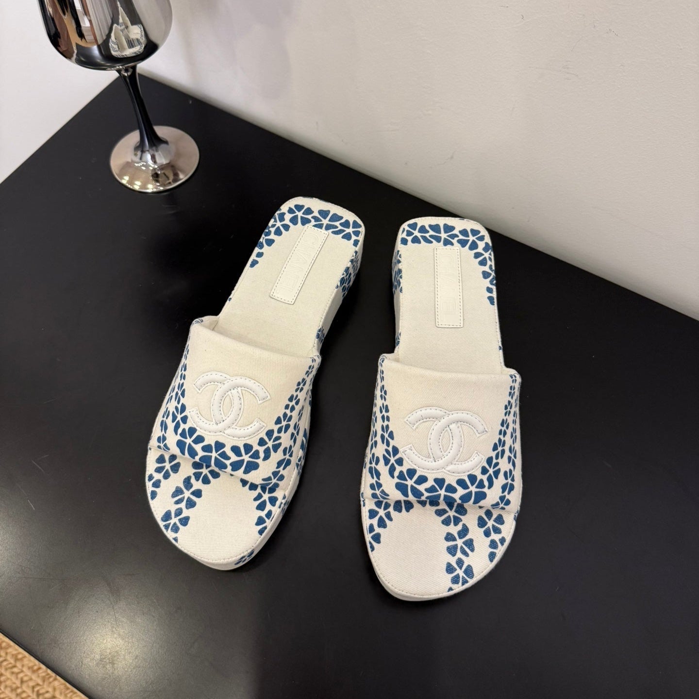 zCHANE.L 25 Flower Slippers White Blue Fabric 330772