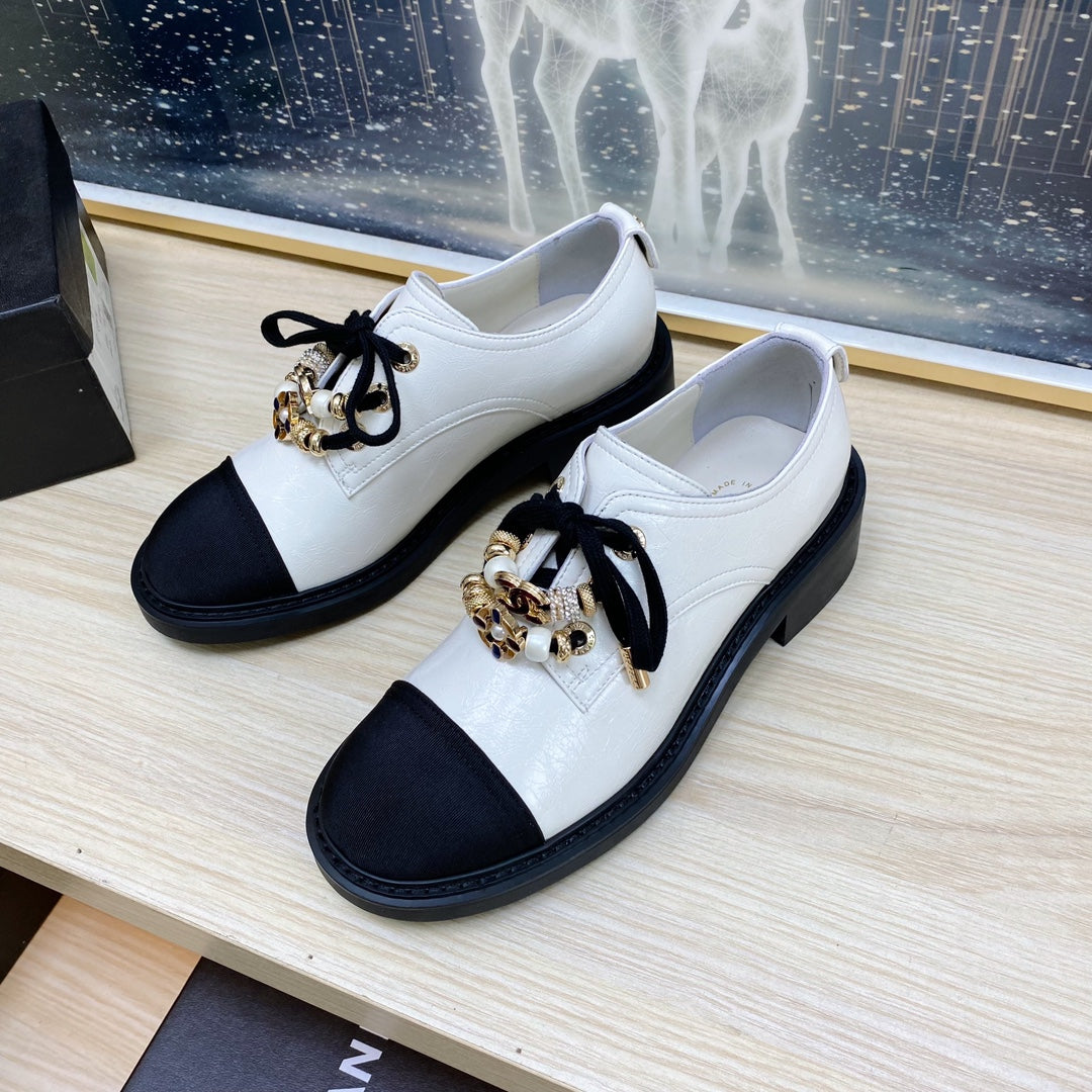zCHANE.L Combat Oxford Shoes In White Wrinkled Calfskin And Black Grosgrain With Faux Pearl