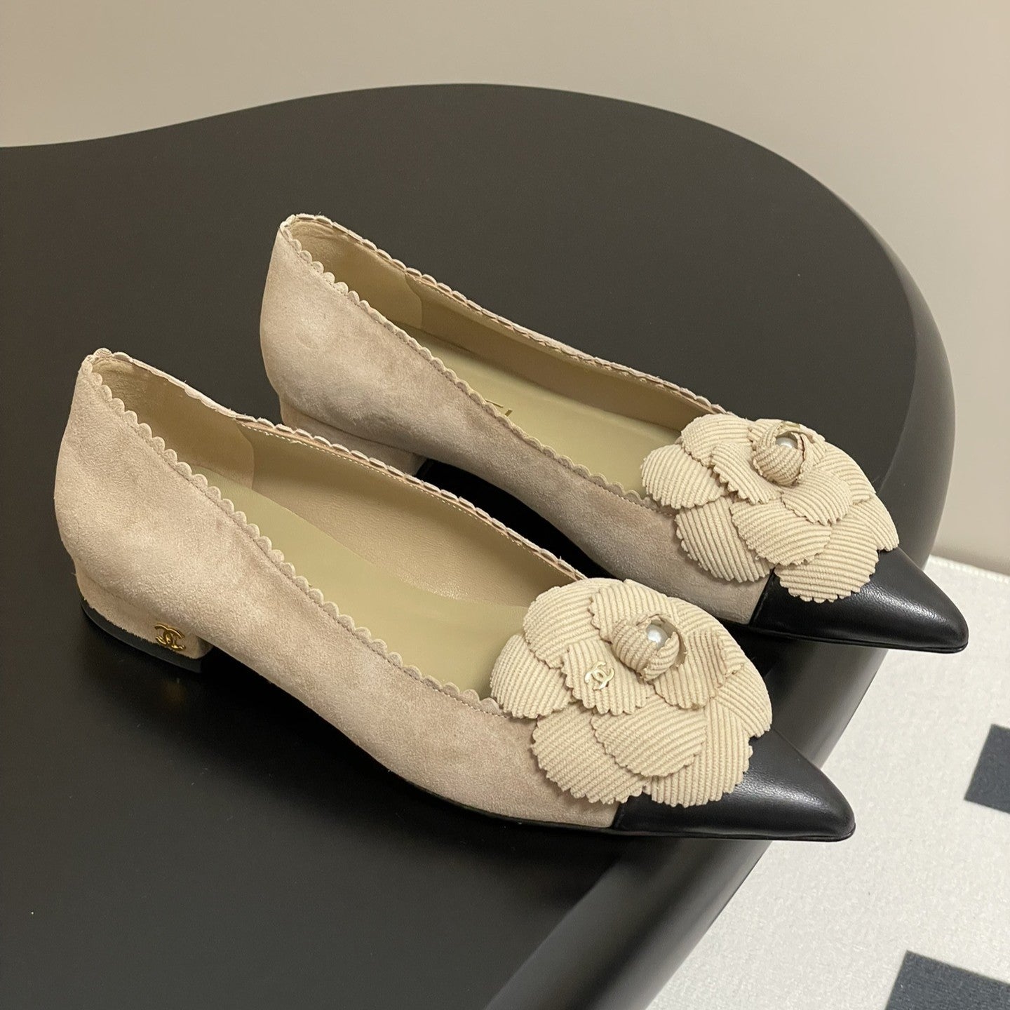 zCHANE.L 25C Classic Camellia Pointed High Heels Flat 15Mm Beige Suede 247608