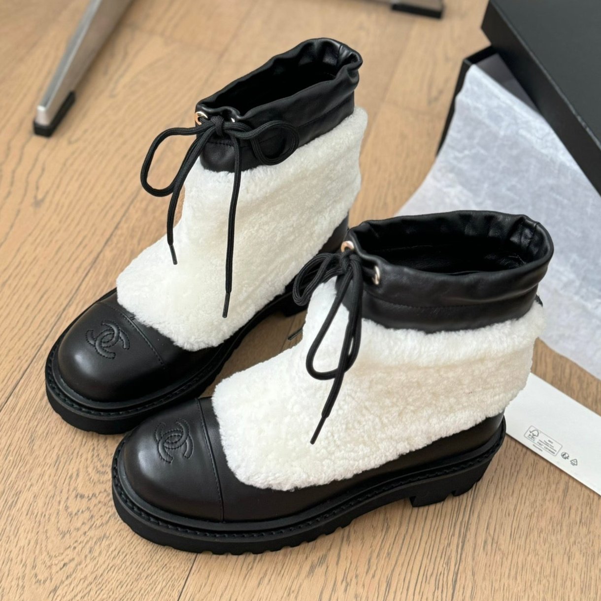 zCHANE.L Cc Chunky Boots In White Smooth Fleece And Black Calfskin