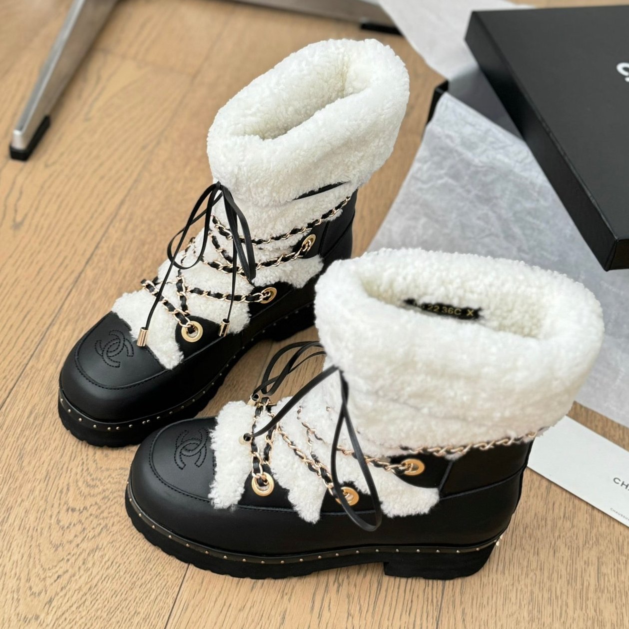 zCHANE.L Cc Chunky Skateboarding Boots In White Smooth Fleece Mix Black Calfskin