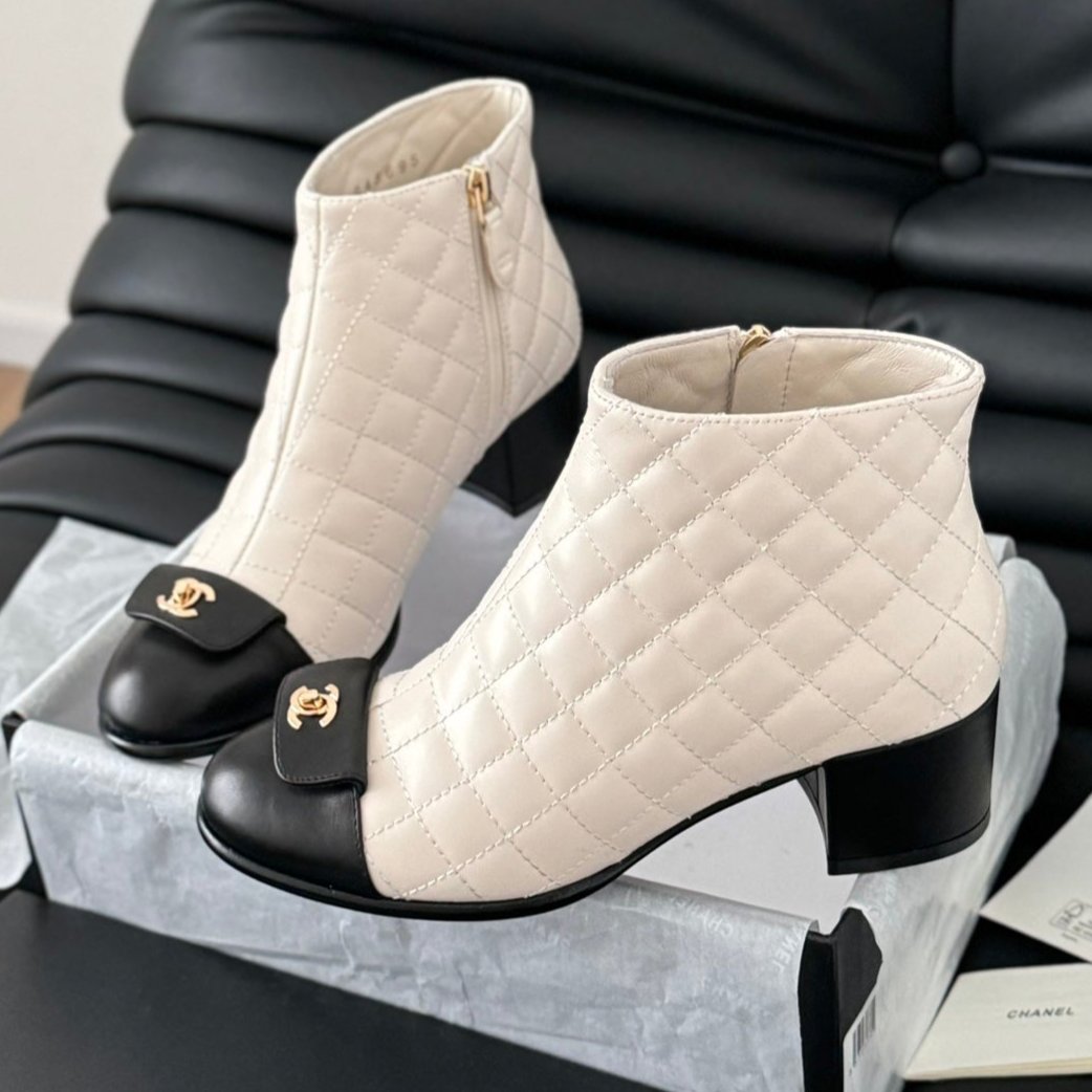 zCHANE.L Cc Short Boots 65 Mm In White Mix Black Quilted Pattern Lambskin