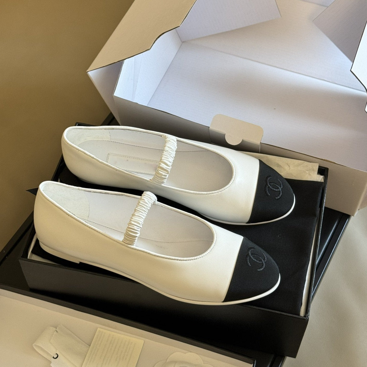 zCHANE.L Mary Janes White Black Lambskin Grosgrain