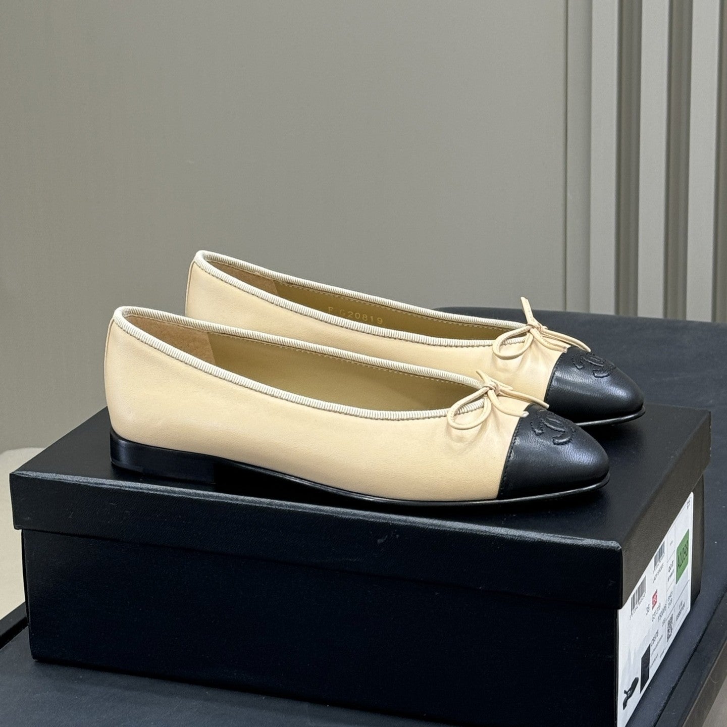 zCHANE.L Classic Ballet Flats Beige Black Lambskin 282276