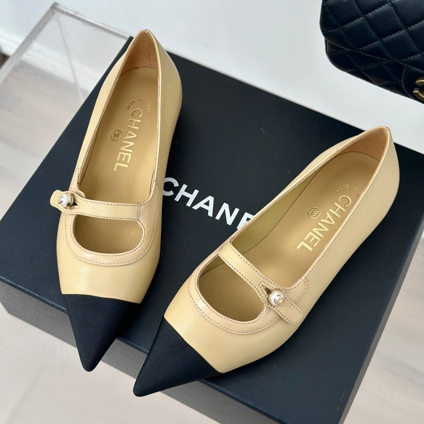 zCHANE.L Cc Mary Jane Pointed Toe Beige Calfskin Black Grosgrain