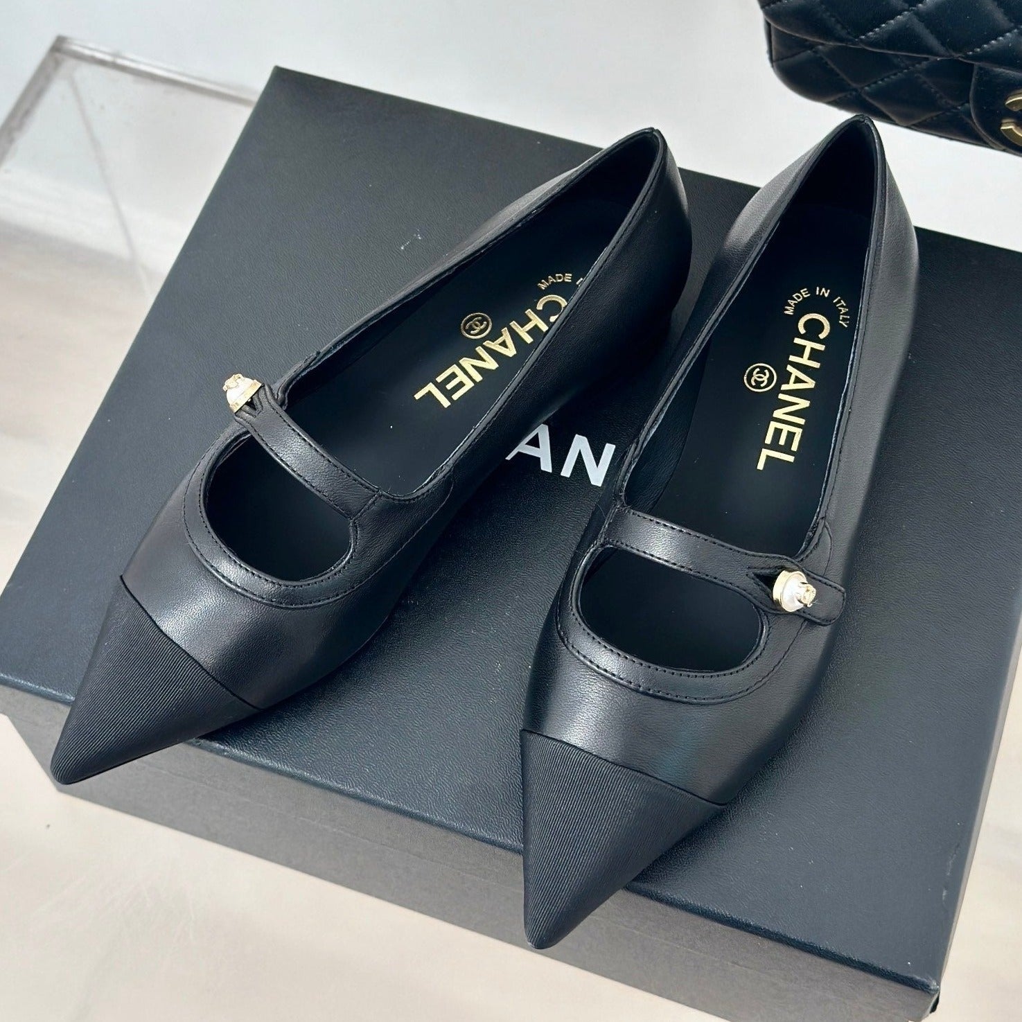 zCHANE.L Cc Mary Jane Pointed Toe Black Calfskin Grosgrain