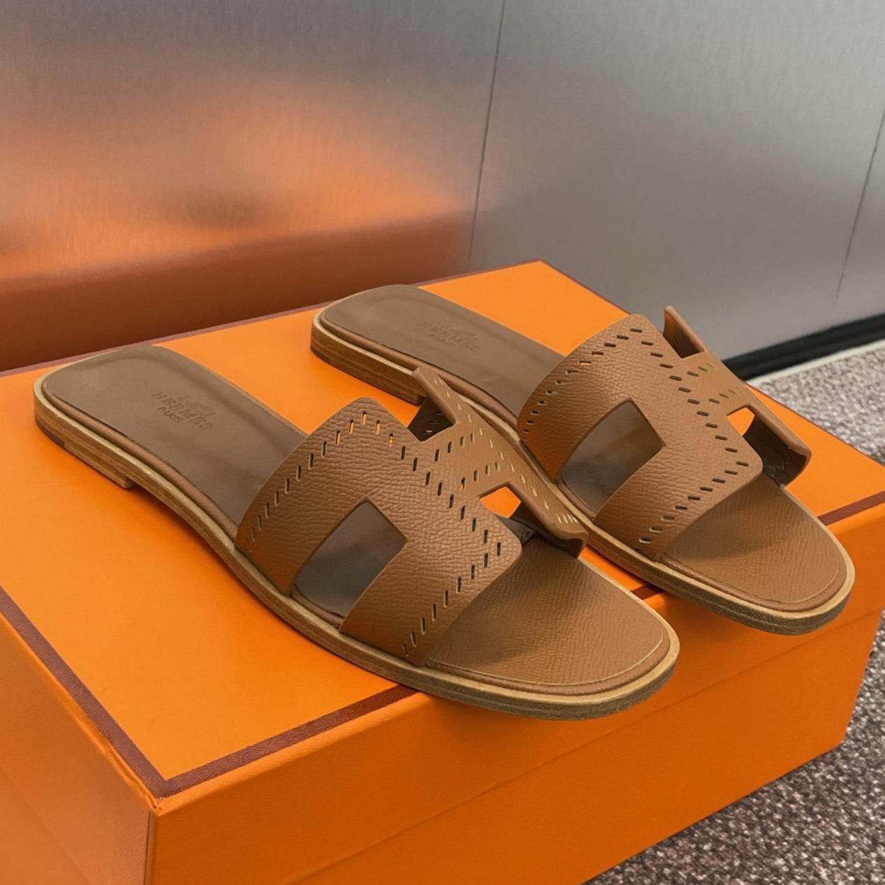 zHERME.S 25 Oran Sandal Gold Perforate Epsom Leather